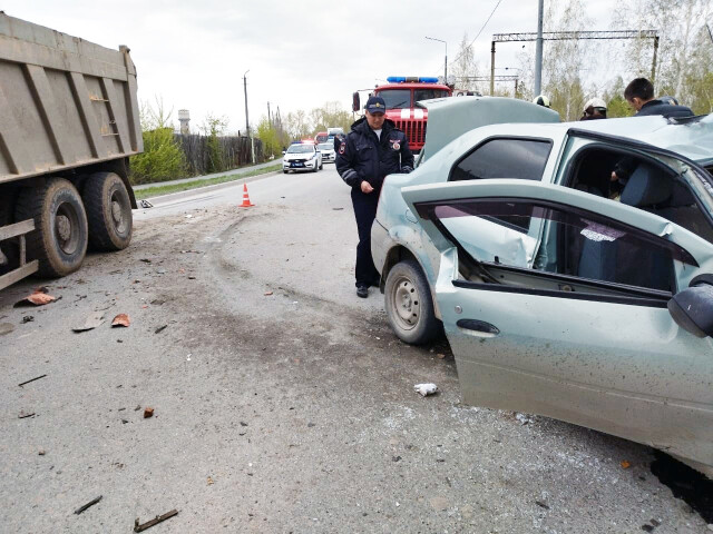 Легковой автомобиль и грузовик лоб в лоб столкнулись в Асбесте: погибли два человека 