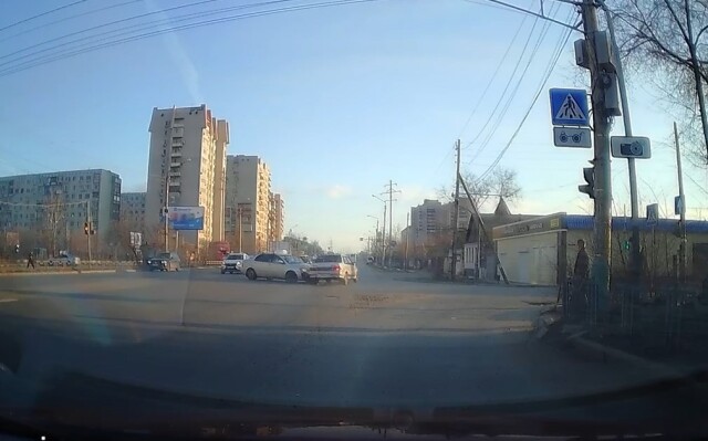 ДТП в Астрахани на улице Кубанской: водитель «Лады» пытался проскочить перекресток на желтый 