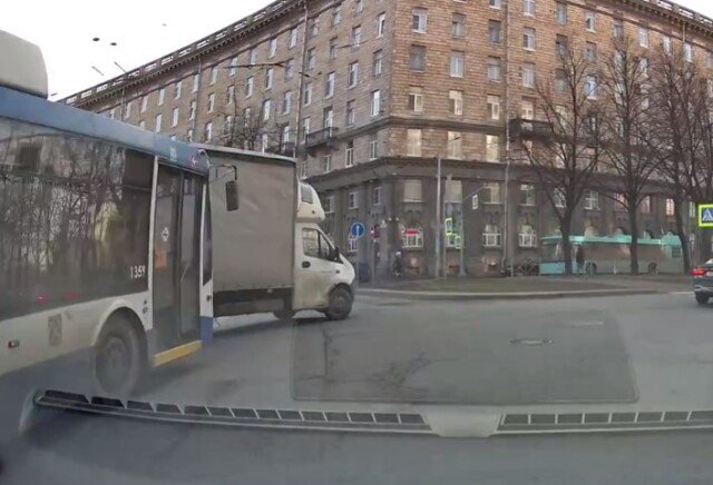 В Петербурге водитель «Газели» решил повернуть направо с левой полосы и столкнулся с троллейбусом