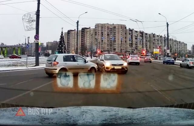 В Петербурге водитель двигался навстречу потоку и попал в ДТП
