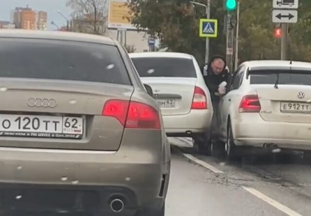 В Рязани один водитель покалечил другого во время разборок на дороге