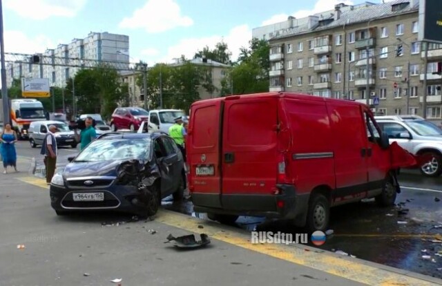 На Ярославском шоссе столкнулись три автомобиля. Погиб человек 