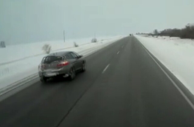 В Омской области Renault Megane потерял управление на скользкой дороге и столкнулся с фурой