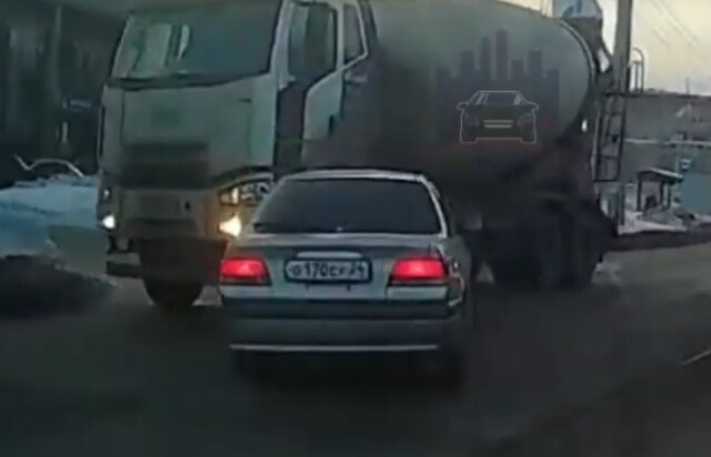 Авария в Красноярске: водитель бетономешалки не заметил и смял легковушку