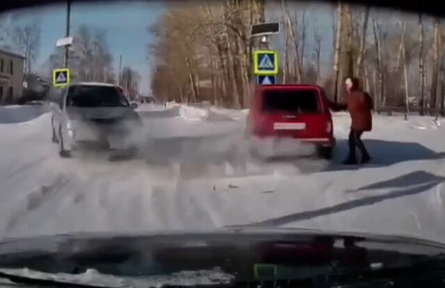 Нарушение ПДД привело к двойному ДТП и сбитому пешеходу в Лесосибирске