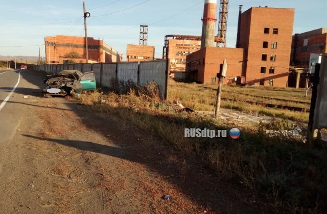 В Кувандыке ВАЗ-2109 снёс бетонный забор, двое погибли 