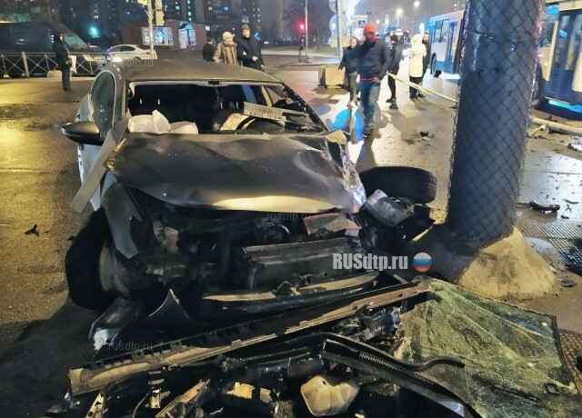 В Петербурге в результате ДТП автомобиль сбил пешехода. ВИДЕО 