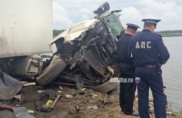 Два человека погибли при столкновении трех грузовиков на трассе М-10 \»Россия\» 