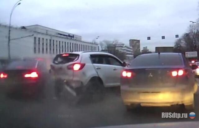 BMW протаранил 11 автомобилей 