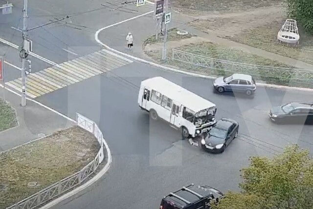 В Оренбурге легковой автомобиль столкнулся с автобусом