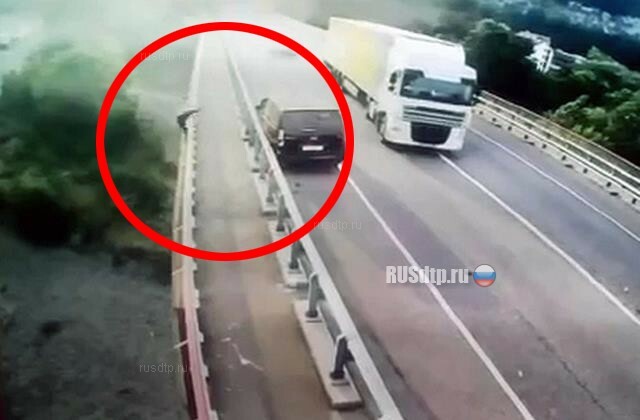 В Сочи после ДТП водитель спрыгнул с моста и погиб 