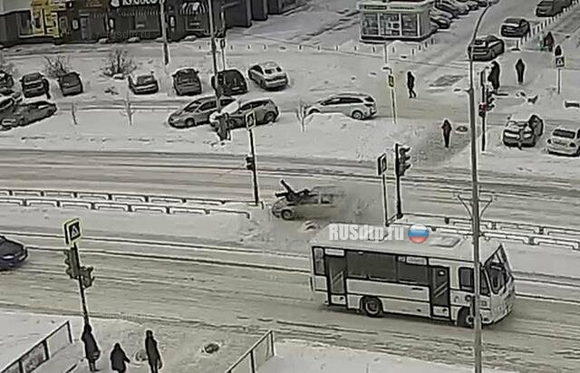 Автомобиль сбил пешехода на улице Вильгельма де Геннина в Екатеринбурге