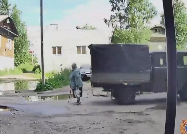 УАЗ сбил пенсионерку в одном из дворов Архангельска