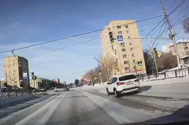 В Магнитогорске водитель BMW пытался проскочить перекресток, выехал на тротуар и сбил двоих пешеходов 
