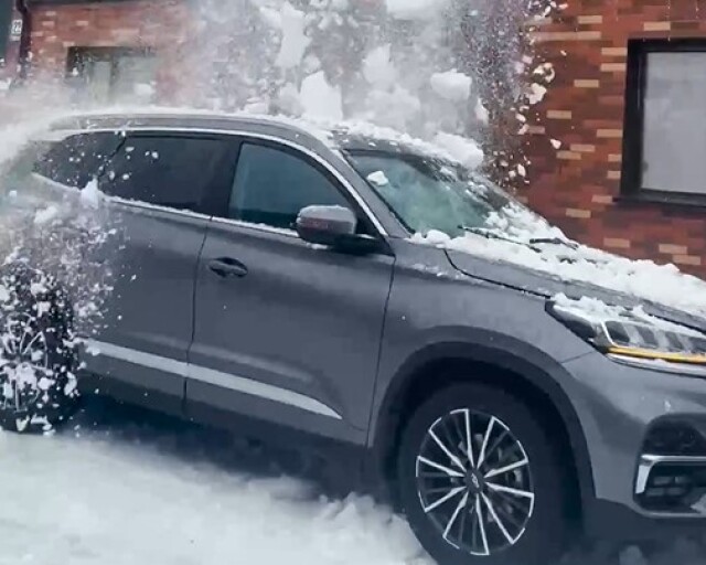 В Новосибирске снег сошел с крыши на припаркованный кроссовер