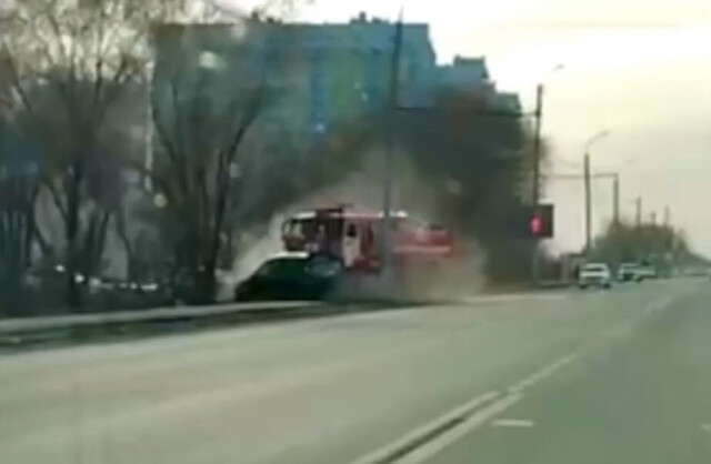 В Оренбурге пожарная машина столкнулась с легковым автомобилем 