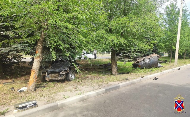 «Ладу» разорвало на части в результате ДТП в Волжском: погибли парень и девушка 
