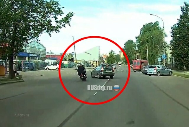 Столкновение мотоцикла и автомобиля в Великом Новгороде зафиксировал видеорегистратор 