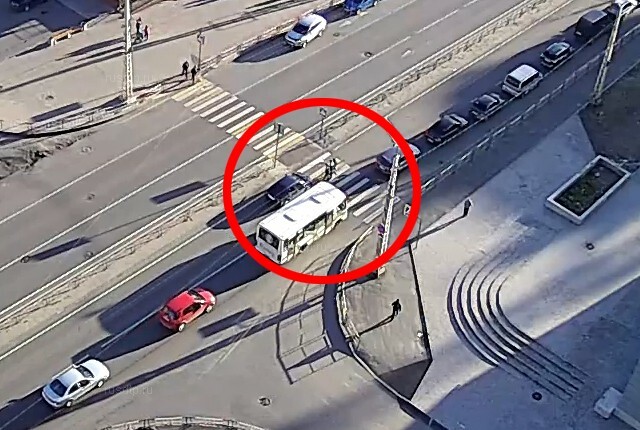 В Петрозаводске автомобиль сбил двоих пешеходов. ВИДЕО