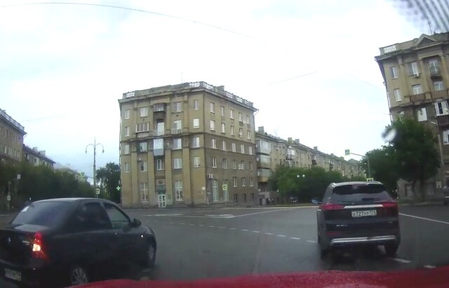 «Я же поворотник включил»: два автомобиля столкнулись на кольце в Магнитогорске