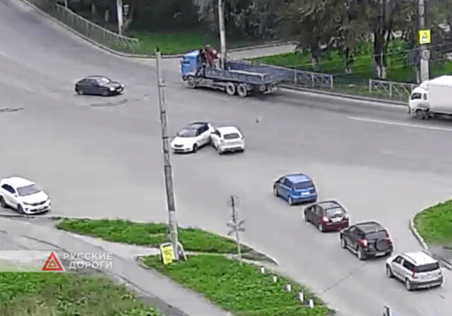 Две машины столкнулись на перекрестке в Вологде