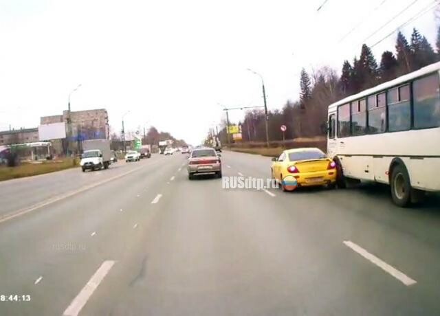 Подлез под автобус на Воткинском шоссе