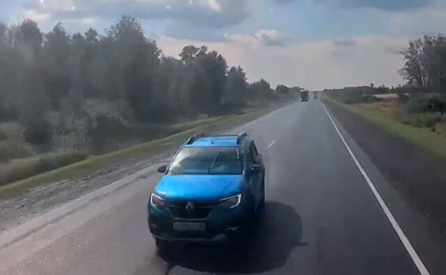 Отвлеклась на детей или уснула? Женщина за рулем Renault врезалась во встречную фуру на трассе Тюмень–Омск 