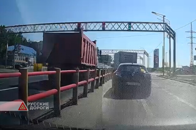 Два грузовика столкнулись на перекрестке во Владимире