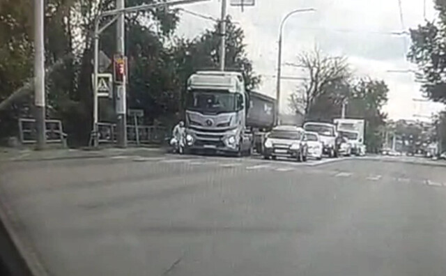 В Тамбове пенсионерка переходила дорогу и попала под колеса грузовика