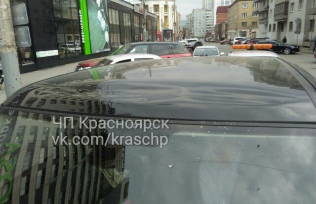 В Красноярске эвакуатор повредил Range Rover 