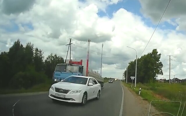 «Славу богу никто не пострадал»: автомобиль вылетел в кювет в Алтайском крае