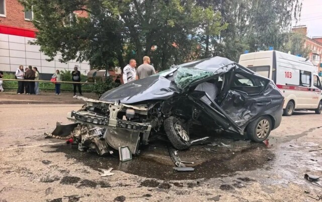 Lada Iskra и Audi столкнулись на перекрестке в Сарапуле: водитель «Лады» погиб 