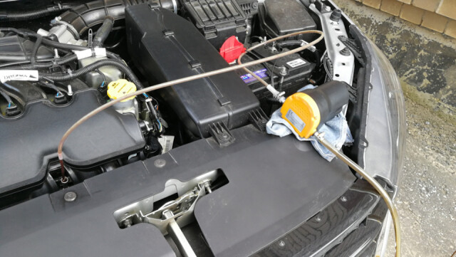 Без ямы и снятия защиты: способ замены моторного масла Lada Vesta через отверстие щупа 