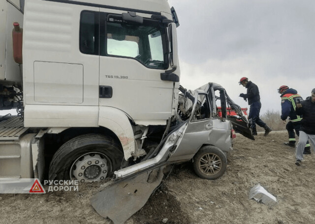 Водитель и пассажир «Лады» разбились в Саратовской области 