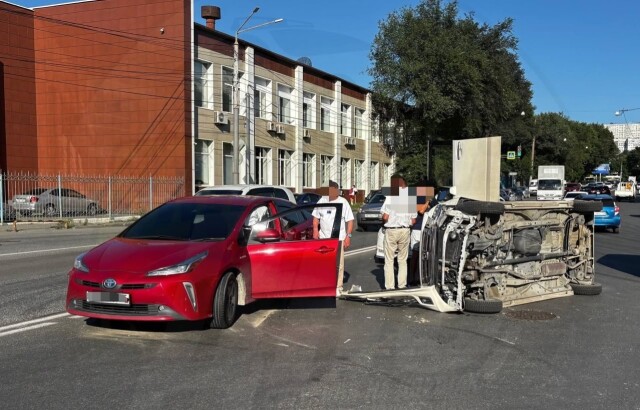 «Хонда» опрокинулась в результате ДТП на перекрестке во Владивостоке 