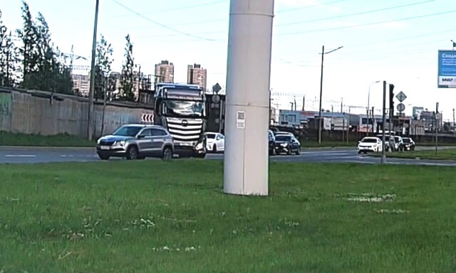 ДТП в Санкт-Петербурге: водитель тягача совершал разворот, а женщина на Kia поворачивала налево 