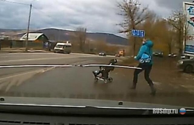 Не досмотрела за коляской 