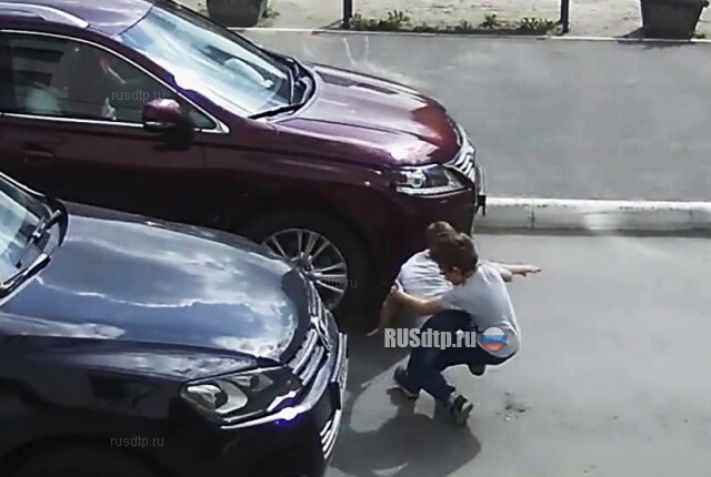 В Екатеринбурге ребенок попал под колеса Лексуса
