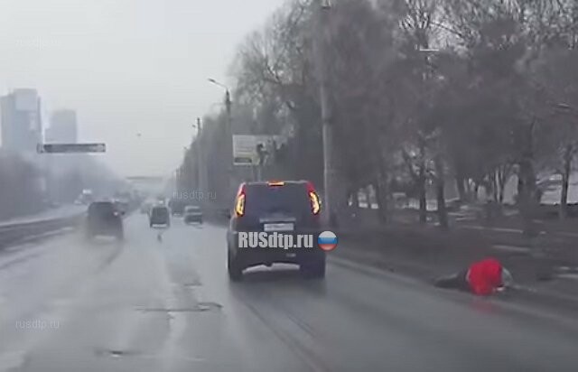 В Челябинске мужчина дважды попал под колеса автомобилей