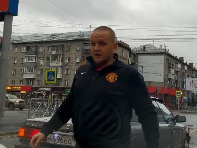 В Новосибирске агрессивный мужчина оскорбил женщину-водителя