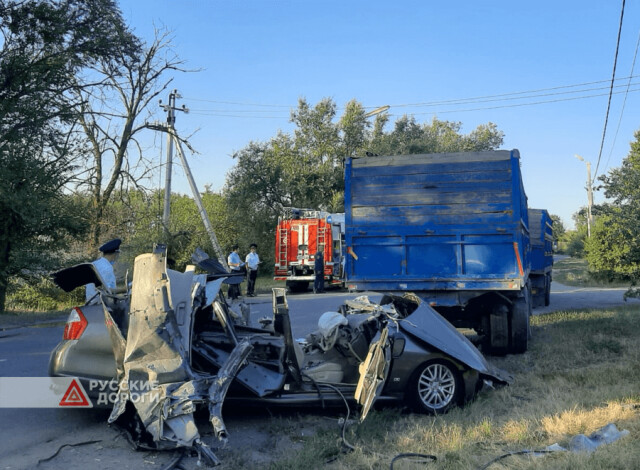 В Будённовске молодая компания на «Ниссане» врезалась в КАМАЗ 