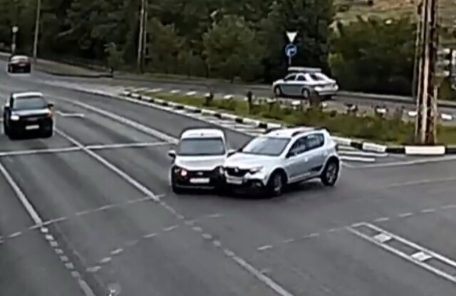 «Выехал на перекресток на красный»: Lada Granta и Renault Sandero столкнулись в Белгороде