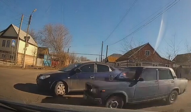 Авария на перекрестке в Астрахани: один поворачивал, а другой обгонял 