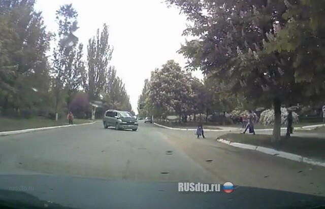 Девочка под колесами 