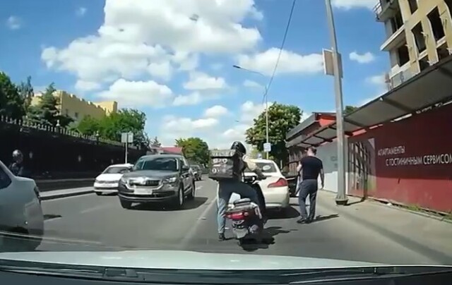 В Краснодаре скутерист не успел затормозить и въехал в автомобиль