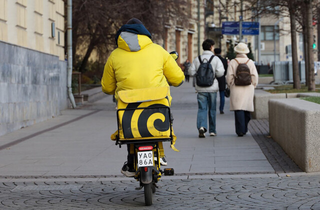 С 1 июля могут запретить: президент поручил «выгнать» самокатчиков и велокурьеров с тротуаров 