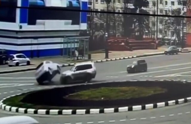 Кроссовер опрокинулся на бок в результате ДТП на кольце в Южно-Сахалинске