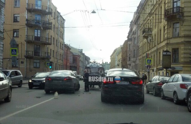 Автомобиль столкнулся с каретой в Санкт-Петербурге 