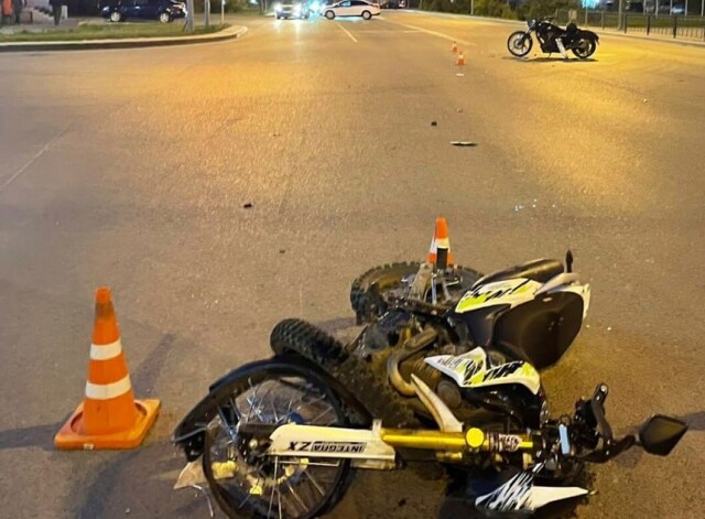 Два мотоцикла столкнулись на перекрестке в Новом Уренгое