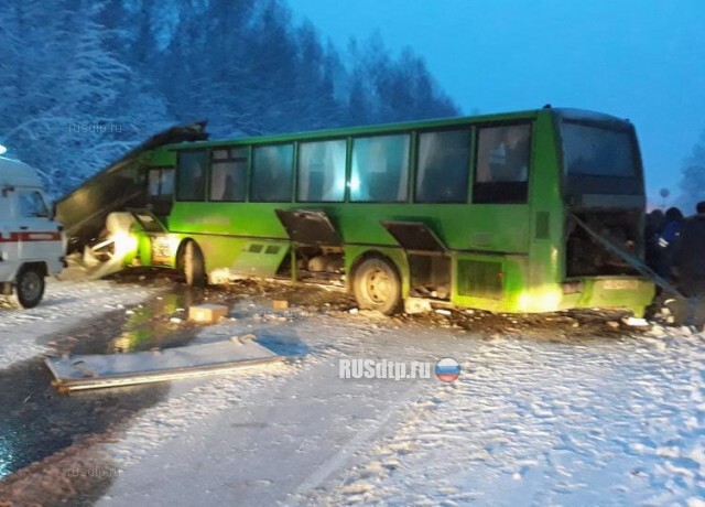 В Пермском крае в ДТП с автобусом пострадали 15 человек 